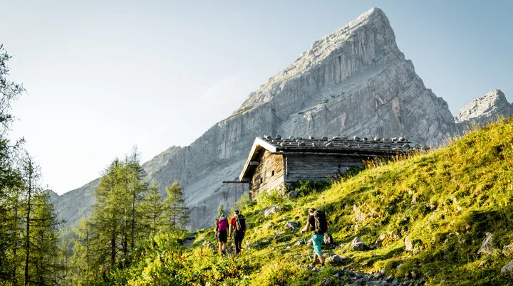 Watzmannueberschreitung: Eine Wandergruppe vor einer Hütte | © DAV/Hans Herbig Watzmannueberschreitung: Eine Wandergruppe vor einer Hütte | © DAV/Hans Herbig